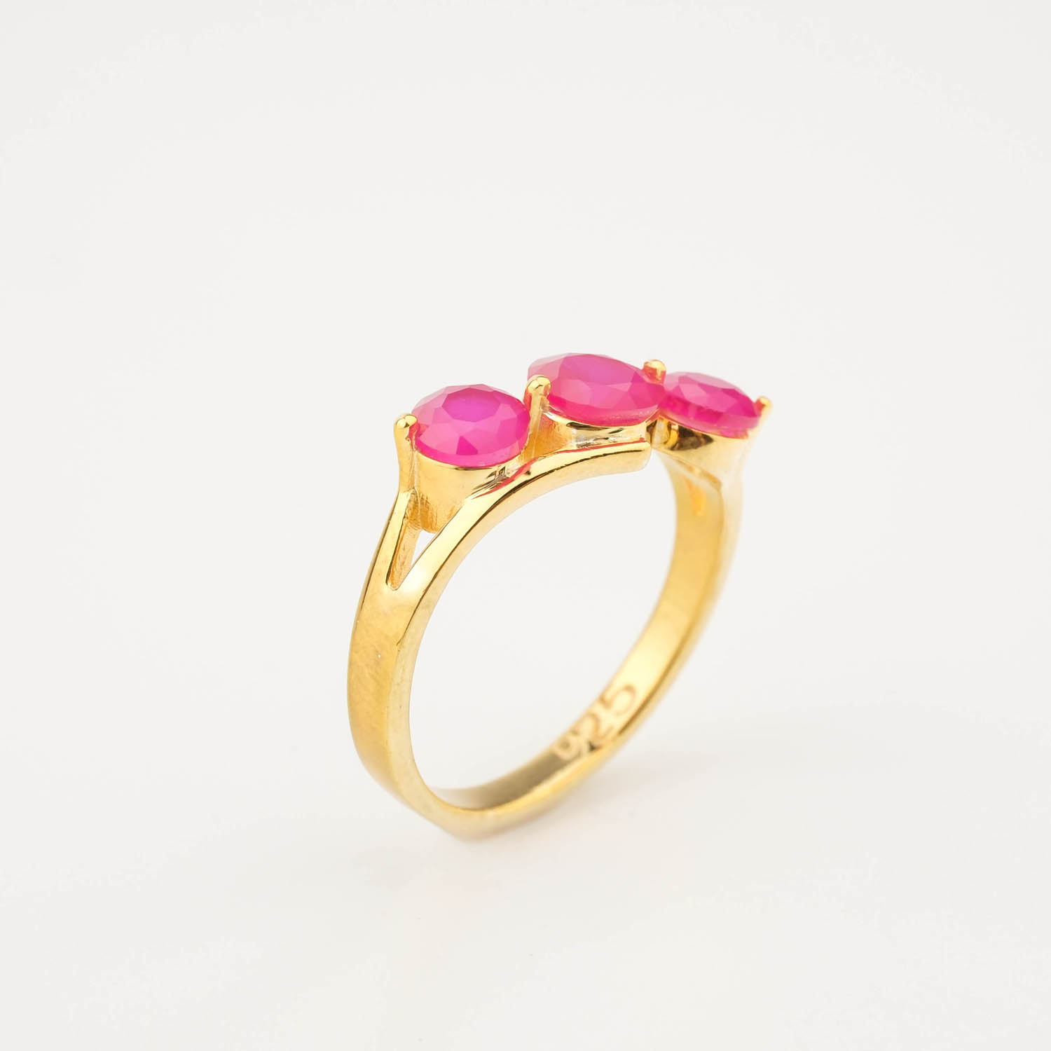 original-gold-plated-ruby-three-stone-925-sterling-silver-women-ring Bague de luxe pour femme en argent sterling 925 plaqué or ornée de trois rubis naturels originaux coupe facettée.