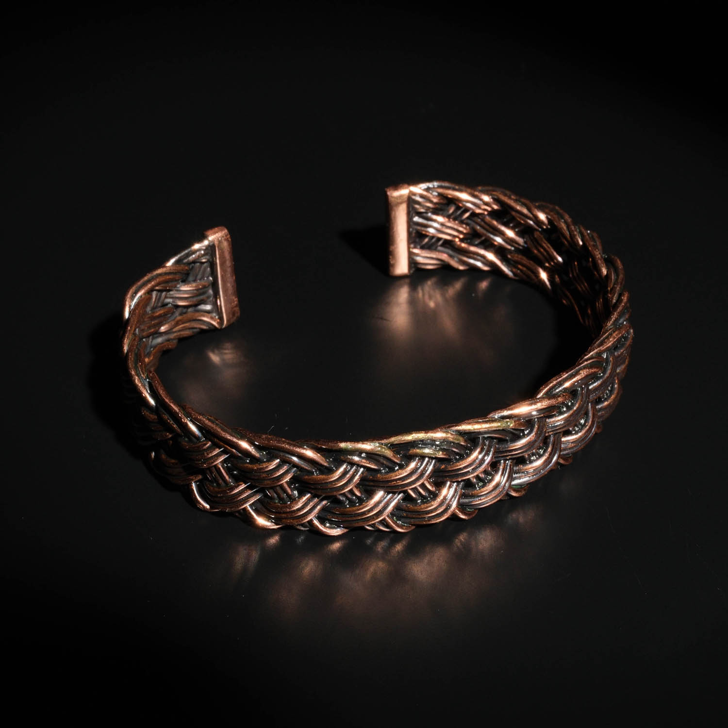 original-handcrafted-thick-braided-copper-cuff-bracelet Pulsera gruesa trenzada a mano en cobre puro original con detalles oxidados oscuros.