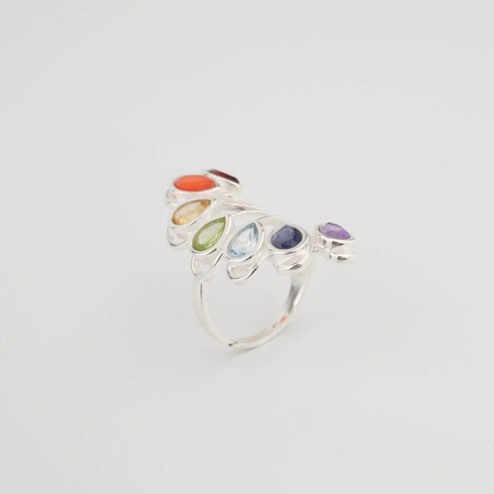 Bague de luxe en argent sterling 925 ornée de sept pierres naturelles de couleur coupe facettée.