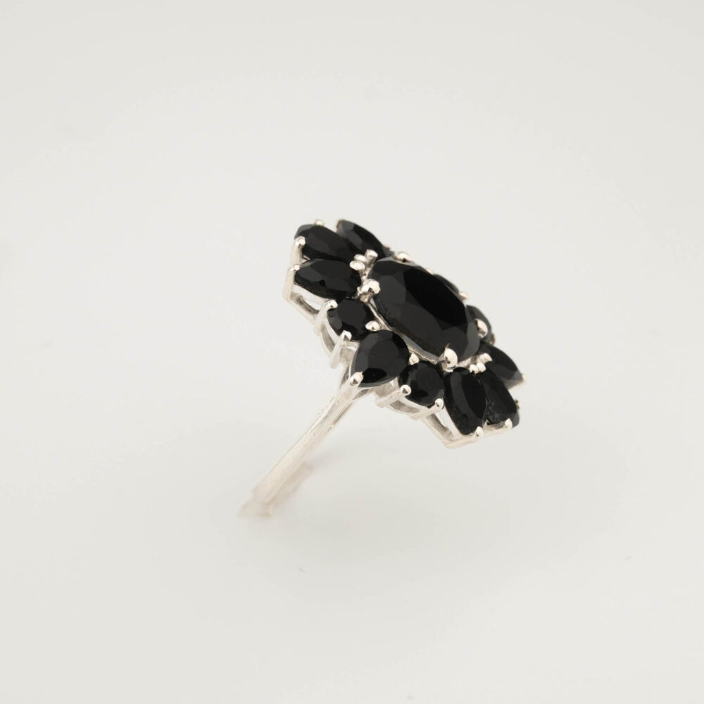 Anello di design di lusso da donna in argento sterling 925, ornato con pietre di onice nero naturale a taglio sfaccettato a forma di fiore.