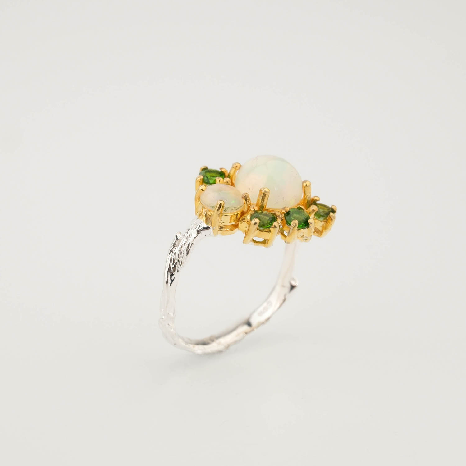 original-opal-tsavorite-925-sterling-silver-gold-plated-ring Bague de luxe en argent sterling 925 avec détails plaqués or, ornée d'une opale naturelle originale et de pierres de tsavorite vertes facettées.
