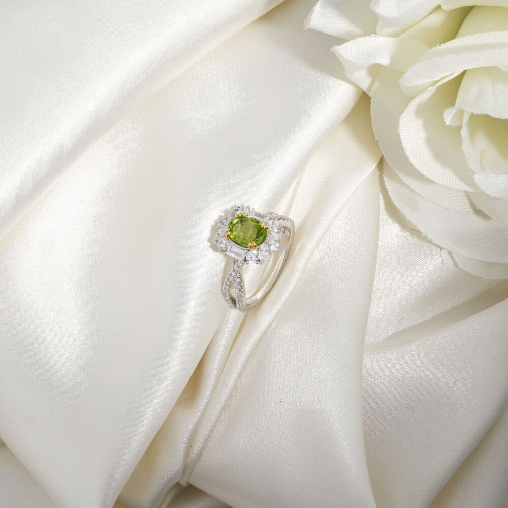 Anillo de diseño de lujo para mujer adornado con gema de peridoto natural original de 1,55ct en plata de ley 925.