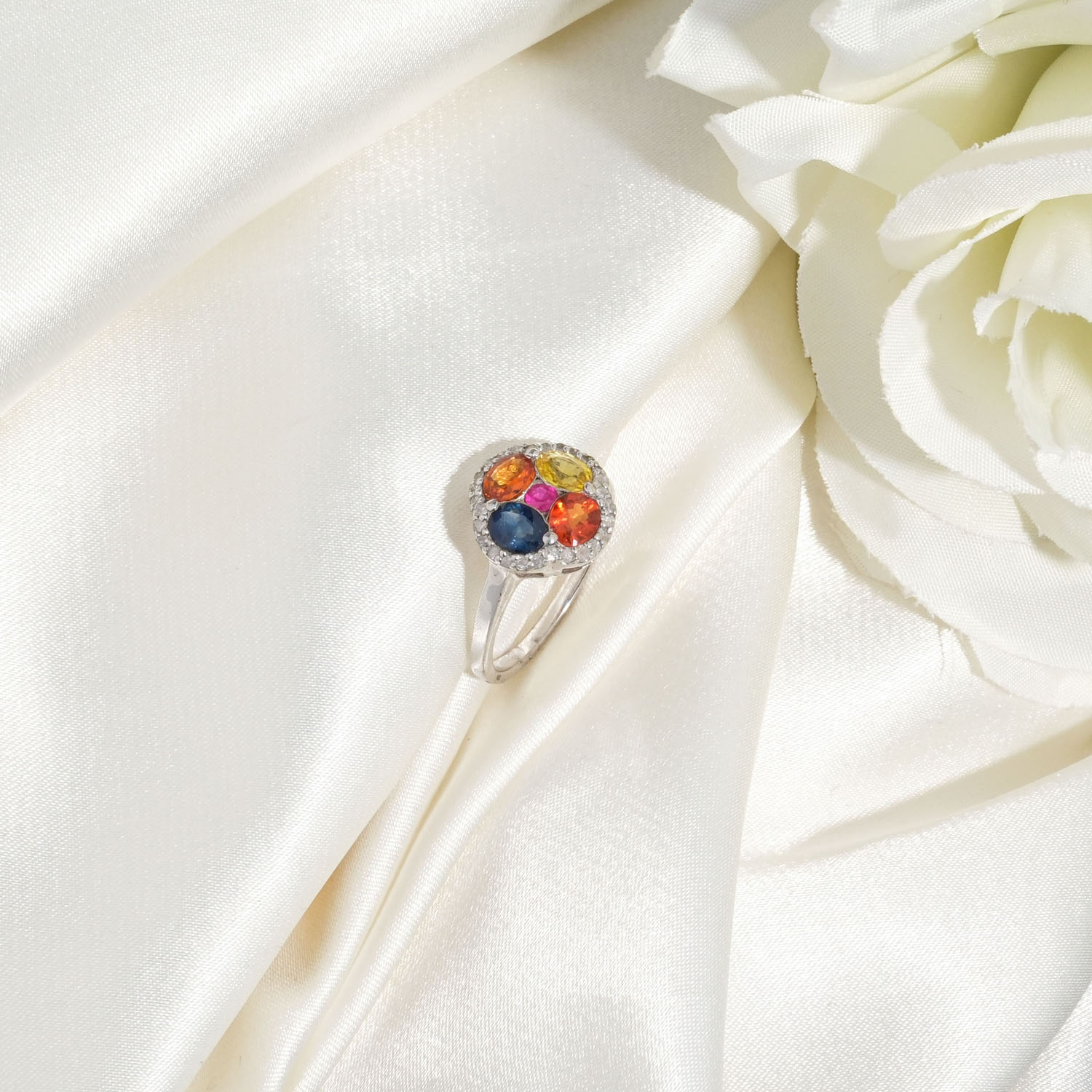 original-rainbow-sapphire-ruby-diamond-gemstone-925-silver-women-ring Mavi, sarı, turuncu safir, pembe yakut ve elmas çerçeveli 925 ayar gümüş çok renkli zarif kadın yüzük modeli.