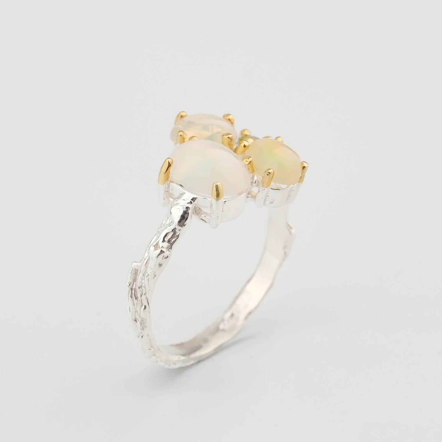 original-three-stone-opal-peridot-925-sterling-silver-luxury-ring Anillo de diseño de lujo en plata de ley 925 con garras de oro, adornado con tres ópalos naturales y gemas de peridoto.