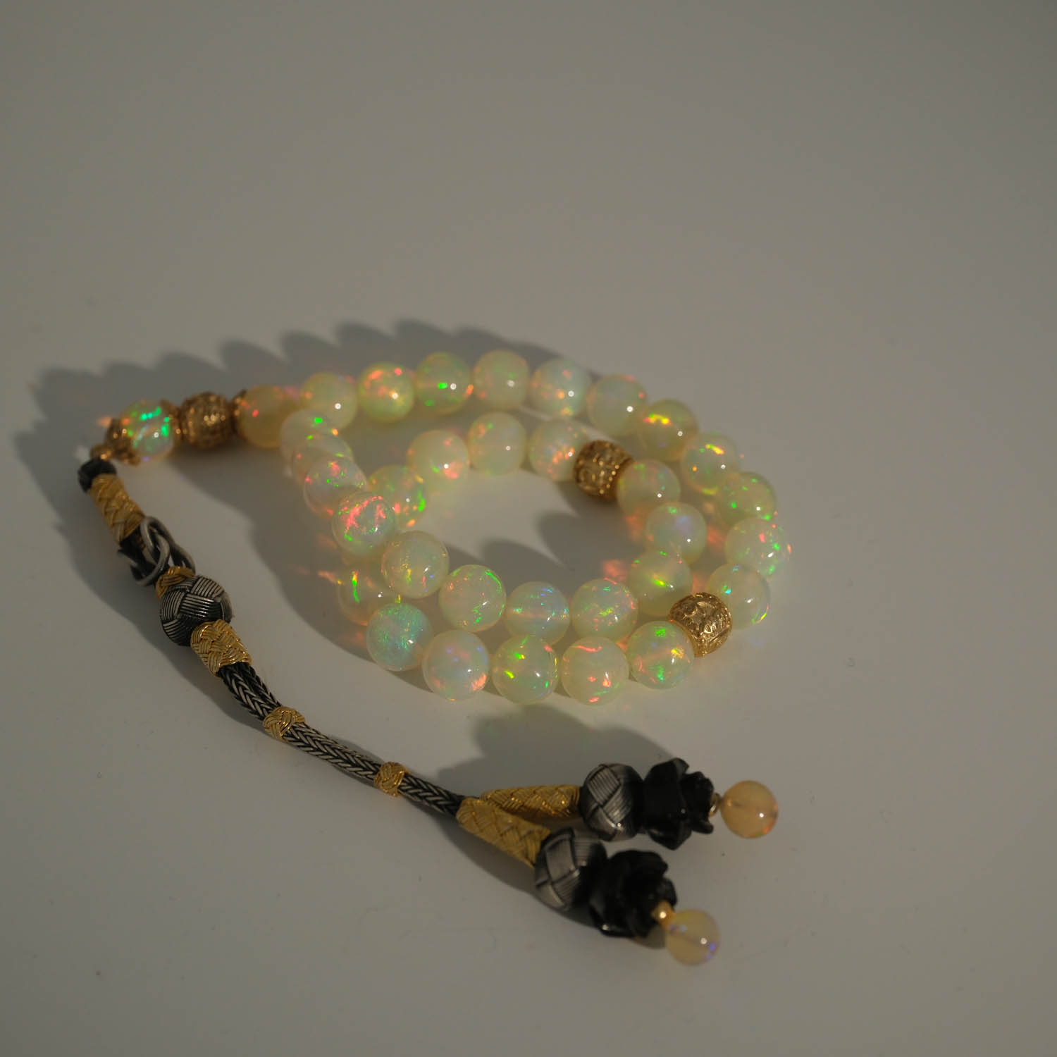 original-white-opal-natural-stone-925-sterling-silver-luxury-tasbih Chapelet de luxe en argent sterling 925 orné de pierres d'opale blanche originales de coupe ronde.
