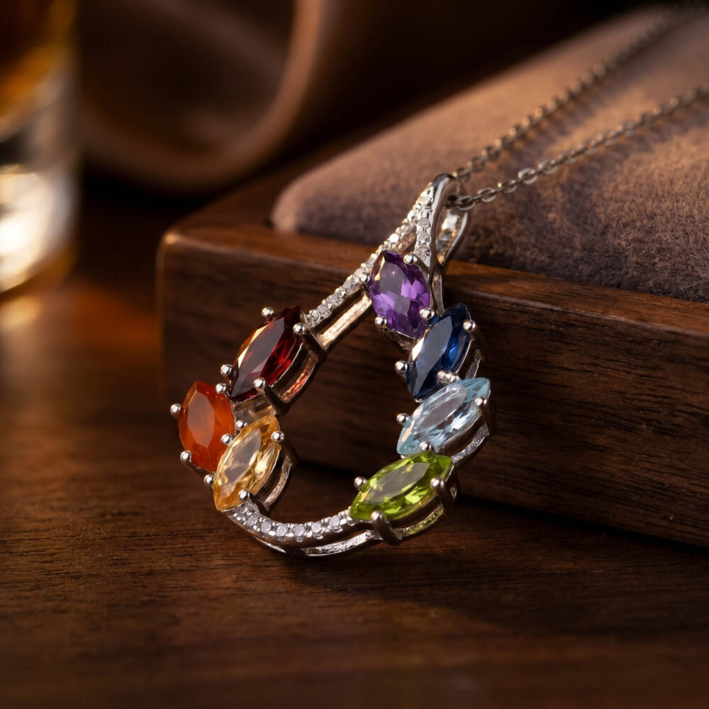 Luxus-Design-Kette aus 925er Sterlingsilber in Tropfenform, besetzt mit sieben verschiedenen Natursteinen im Marquise-Schliff.
