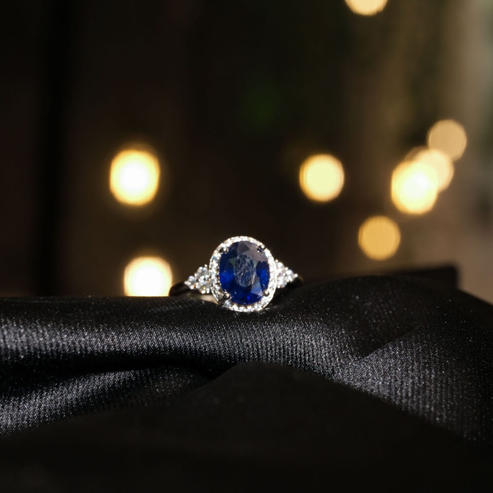 Anillo de diseño elegante para mujer adornado con gema de zafiro azul natural original y circonitas en plata de ley 925.