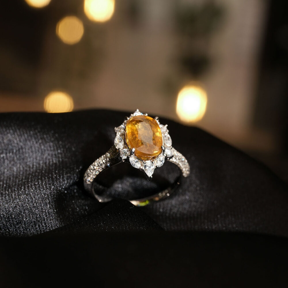 Anello di lusso da donna ornato con gemma di zaffiro giallo originale da 4,10ct e zirconi marquise su argento 925.