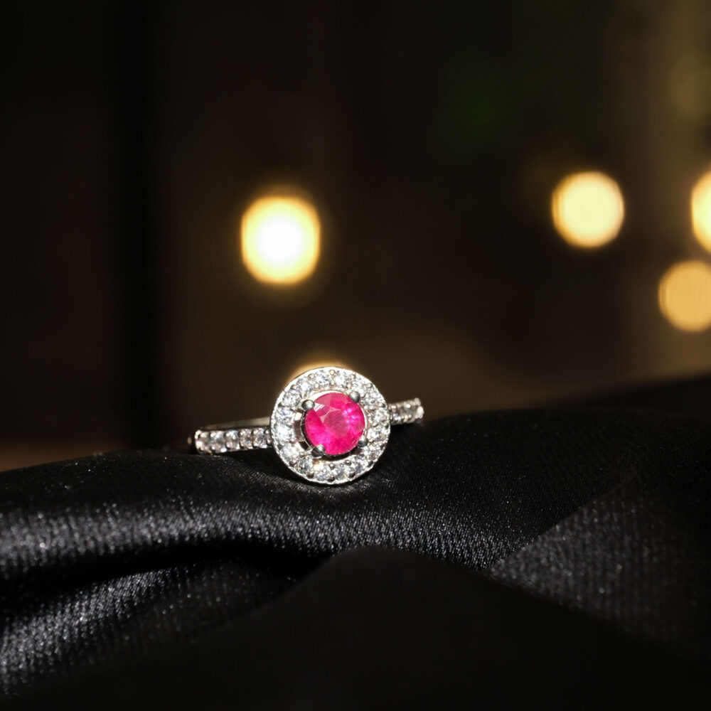 Handgefertigter Damen-Ring aus 925 Silber mit einem originalen Rubin-Naturstein und Zirkonia-Halo.