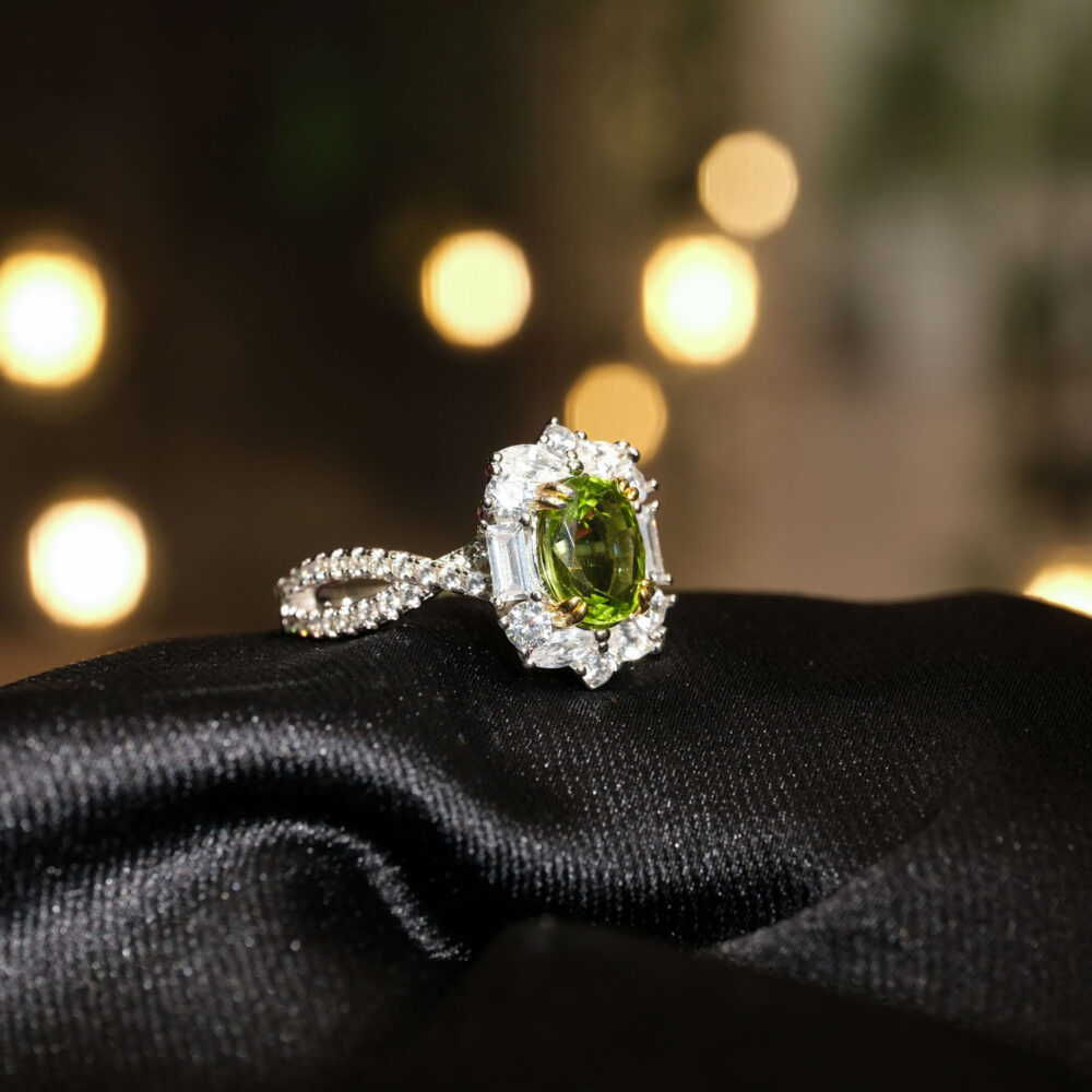 1,55 karat oval faset kesim zeytin yeşili tonlarında baget zirkon çerçeveli burgulu kollu 925 ayar gümüş lüks orijinal zebercet peridot doğal taş kadın yüzük modeli.