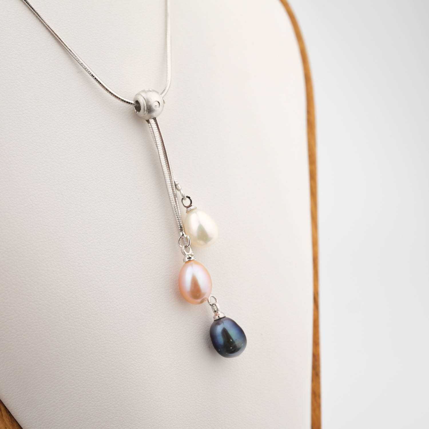 pendentif-luxe-perle-de-culture-tricolore-ocean-acier قلادة مصممة فاخرة من الفضاء المقاوم للصدأ مرصعة بثلاث لآلئ محيط طبيعية ثلاثية الألوان متدلية مقاس 43 سم.
