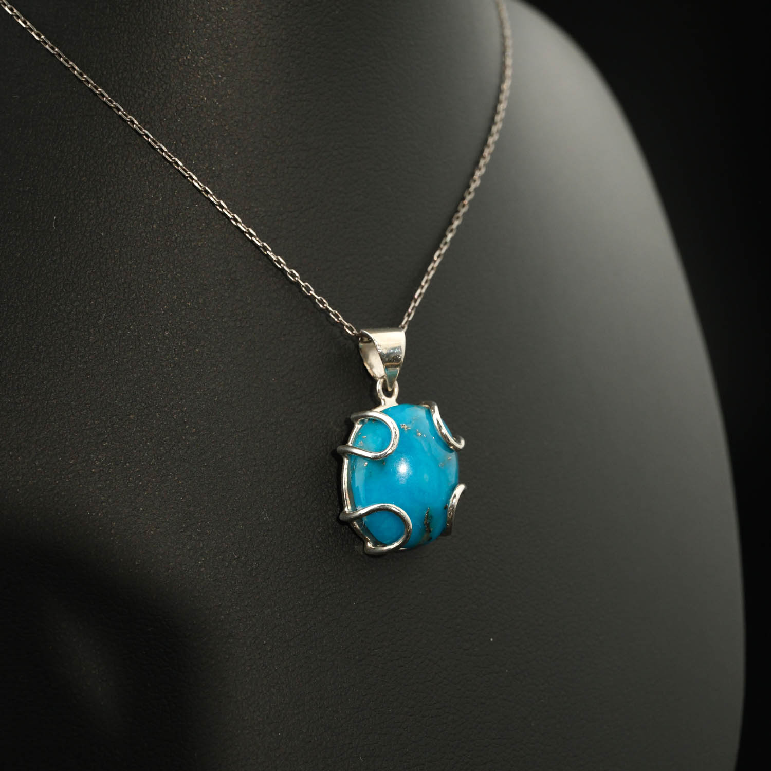 pendentif-luxe-pierre-turquoise-naturelle-argent-925 قلادة نسائية فاخرة من الفضة عيار 925 مرصعة بحجر الفيروز الطبيعي الأصلي ذو اللون الأزرق السماوي.