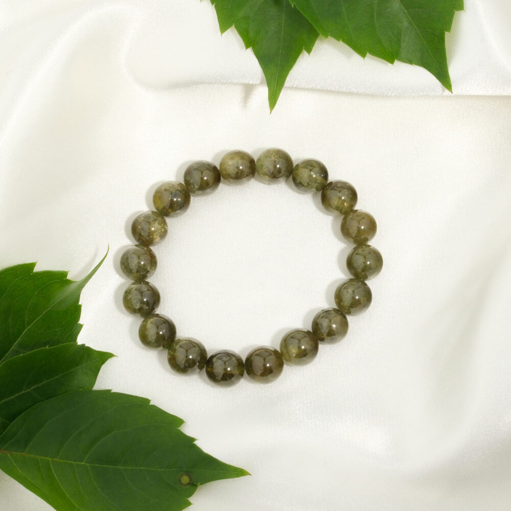 Unisex elastische armband van gladde olijfgroene natuurlijke peridoot kralen van 9-10 mm.