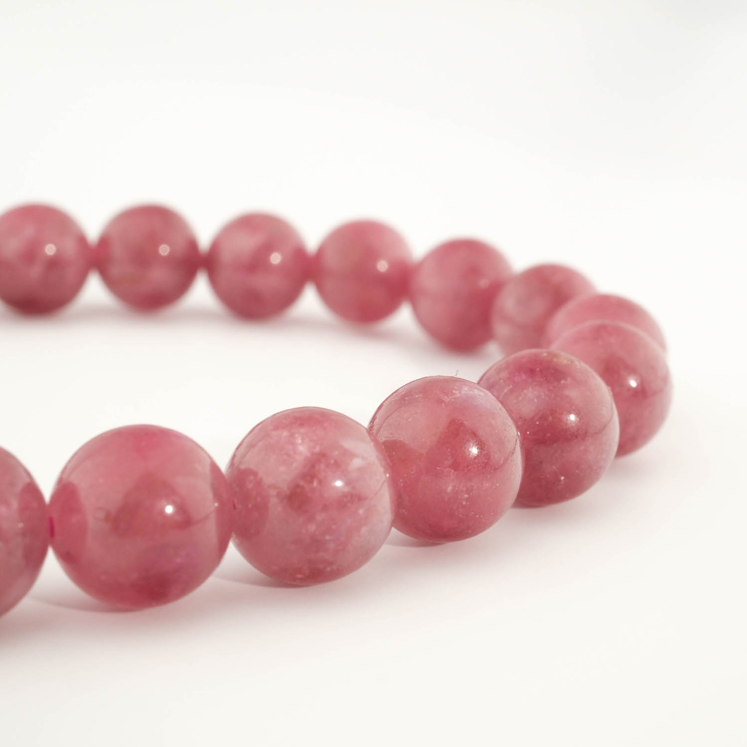 pulsera-piedra-turmalina-rosa-natural-cuentas-redondas Bracelet orné de perles rondes de 8-9mm en tourmaline rose naturelle originale aux reflets doux.