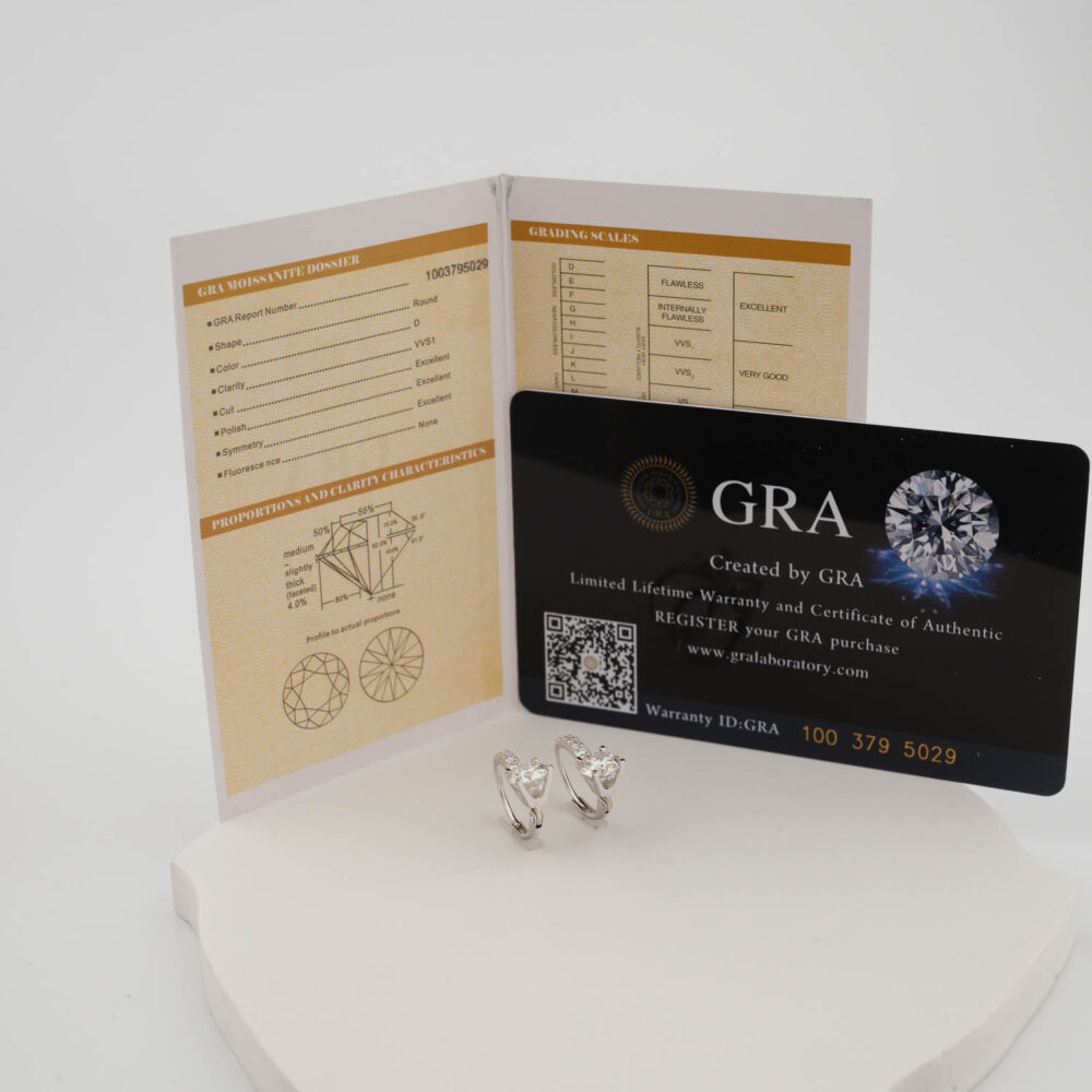 Orecchini a cerchio di design di lusso in argento sterling 925, ornati con gemme di moissanite certificate GRA a taglio rotondo solitario.