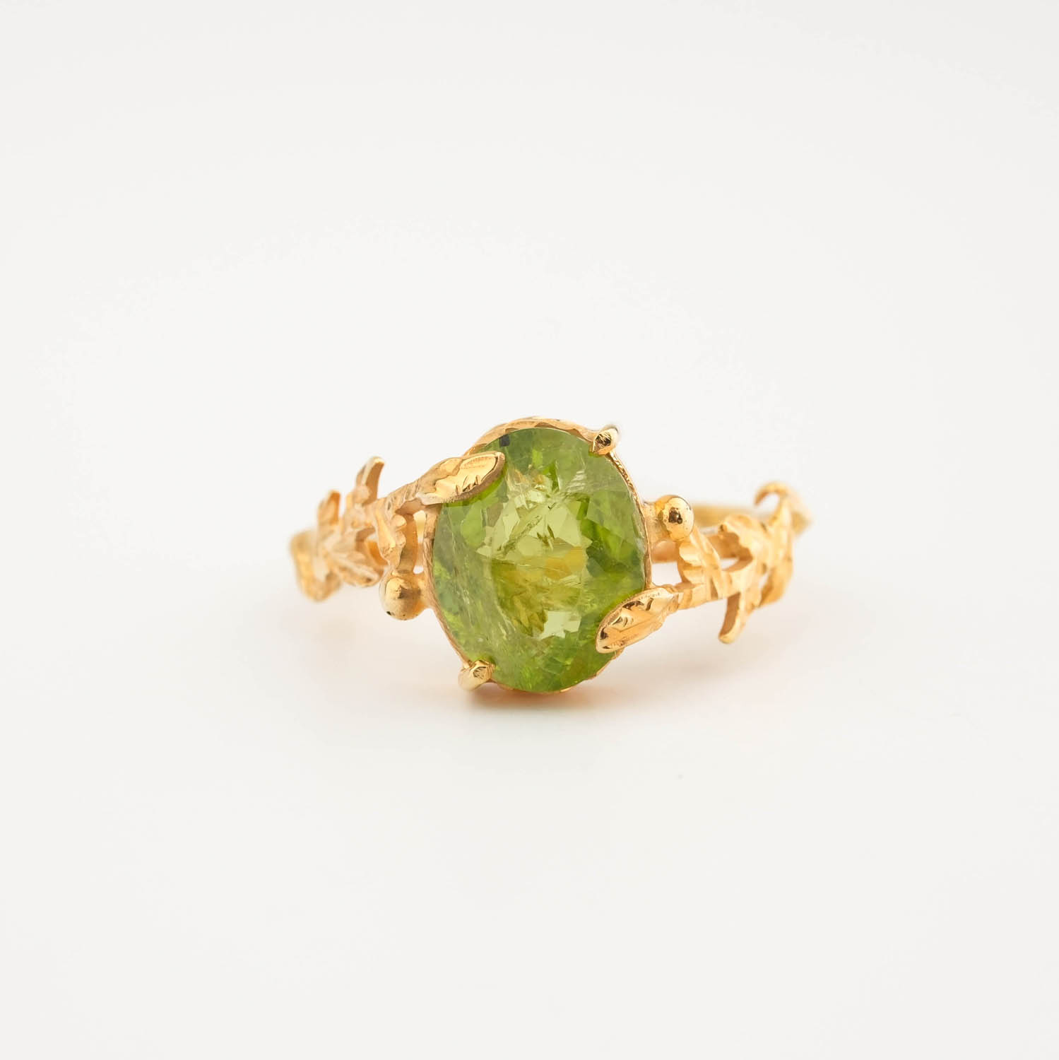 خاتم-غصن-شجر-حجر-الزبرجد-الطبيعي-الأصلي-طلاء-ذهب-فضة-925-نساء A luxury women's statement ring featuring an original oval faceted peridot gemstone set in a gold-plated 925 sterling silver artisan twig and leaf design.