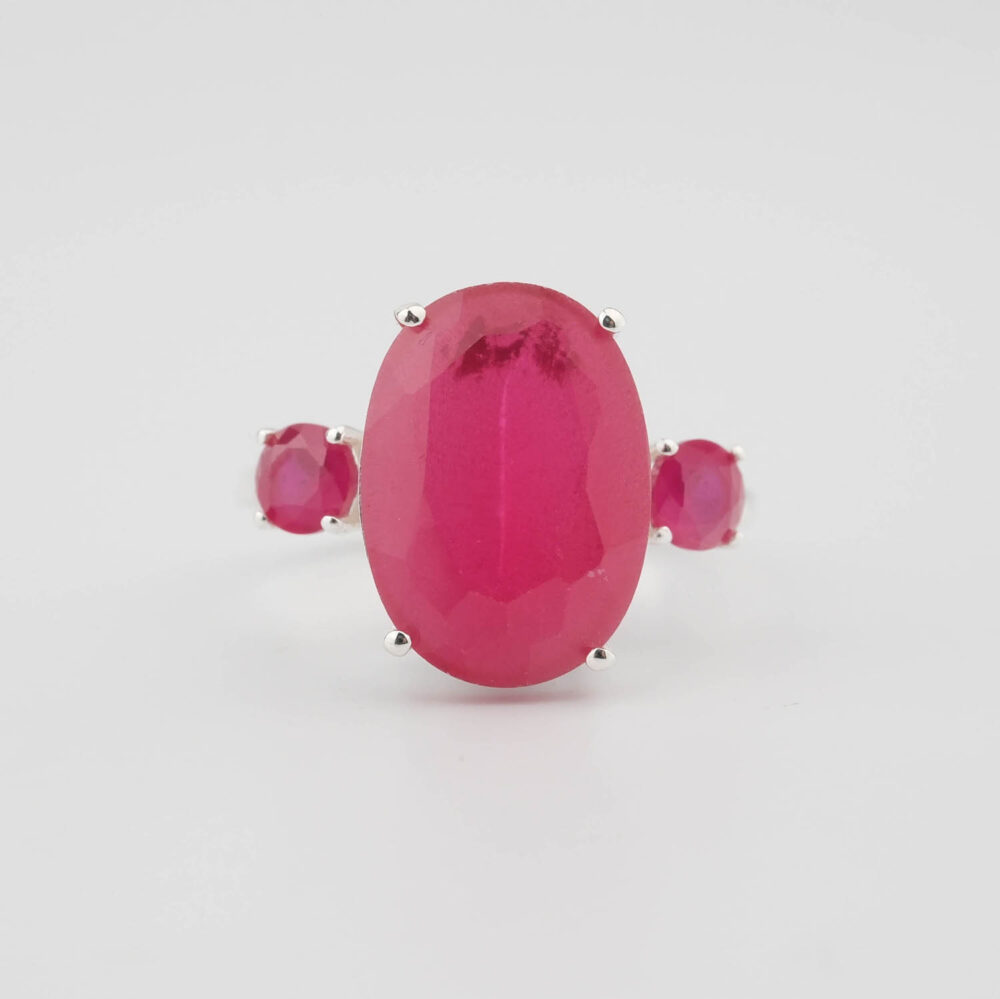 Bague classique pour femme en argent sterling 925 ornée d'un grand rubis naturel original de coupe ovale et de deux rubis ronds.