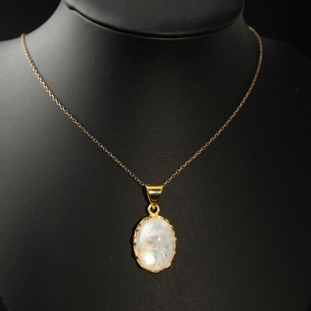 Pendentif de luxe en argent sterling 925 plaqué or orné d'une pierre de lune naturelle originale de coupe cabochon.