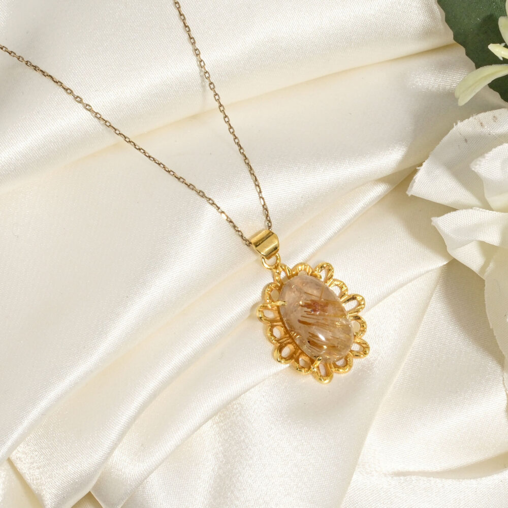 Elegant forgyldt 925 sølv halskæde til kvinder med oval naturlig gylden rutilkvarts ædelsten i blomsterramme.