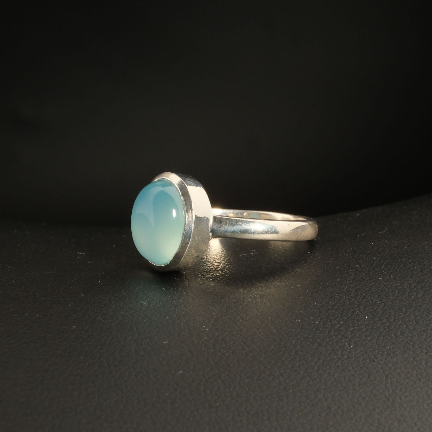 bague-femme-quartz-bleu-naturel-ovale-argent-925 A 925 sterling silver women's ring featuring a natural oval cabochon blue quartz gemstone in a smooth bezel setting.