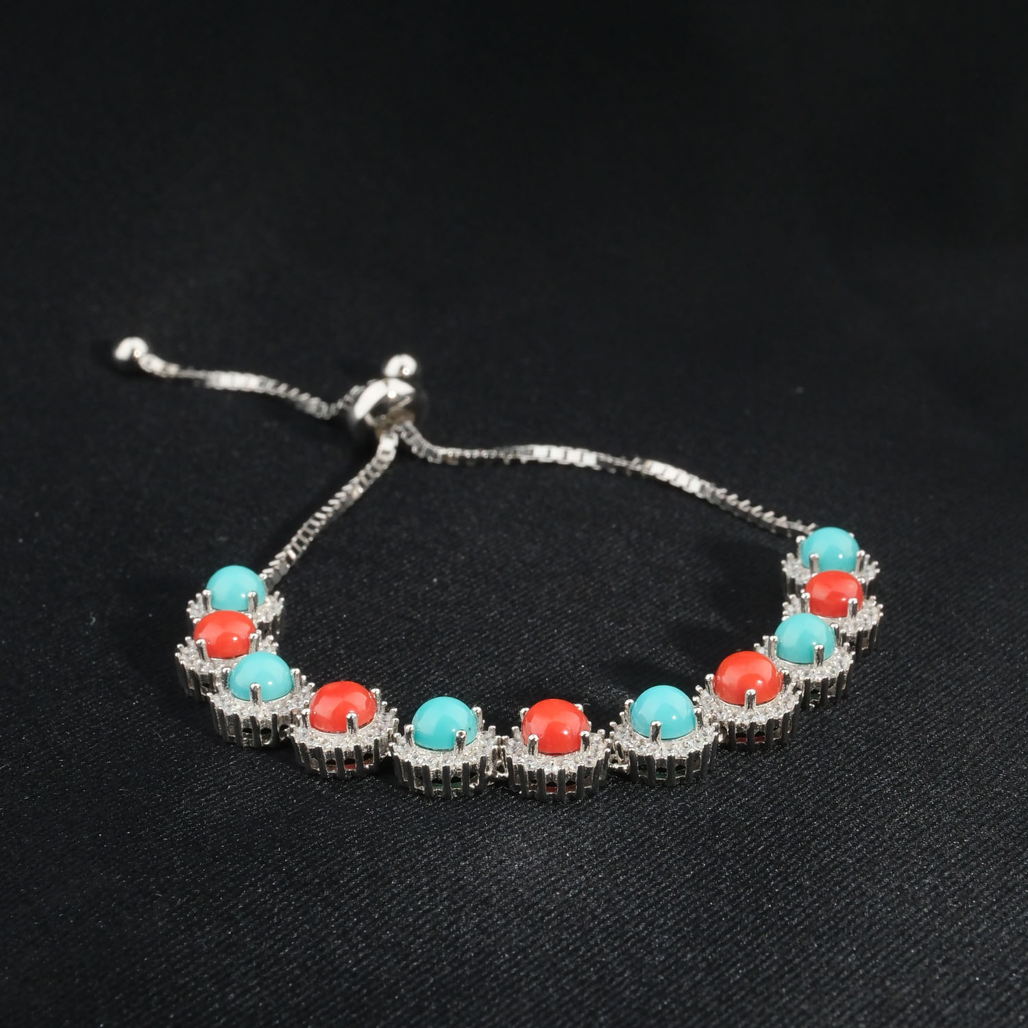 bracelet-femme-corail-turquoise-naturelle-argent-925-ajustable Bracelet ajustable pour femme en argent 925 orné de corail rouge et turquoise véritable avec halo étincelant.