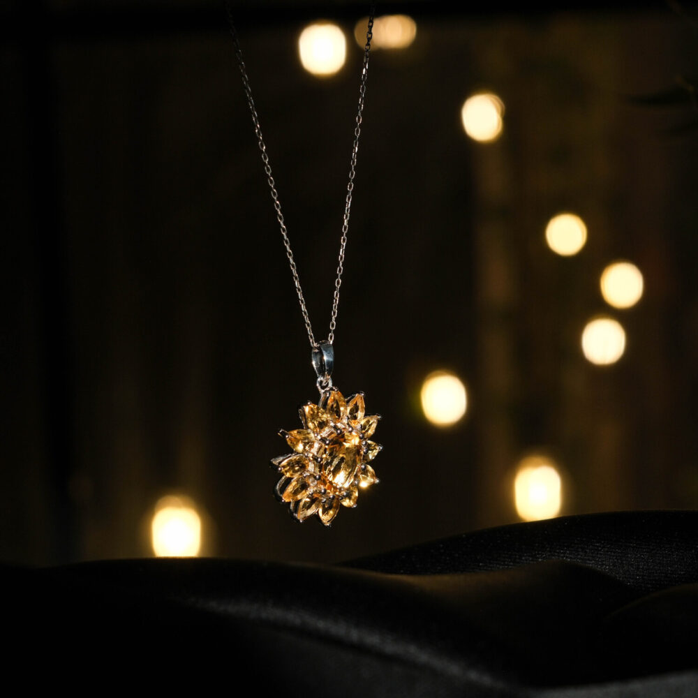 Colgante de plata 925 para mujer con citrino amarillo natural facetado en forma de flor brillante.