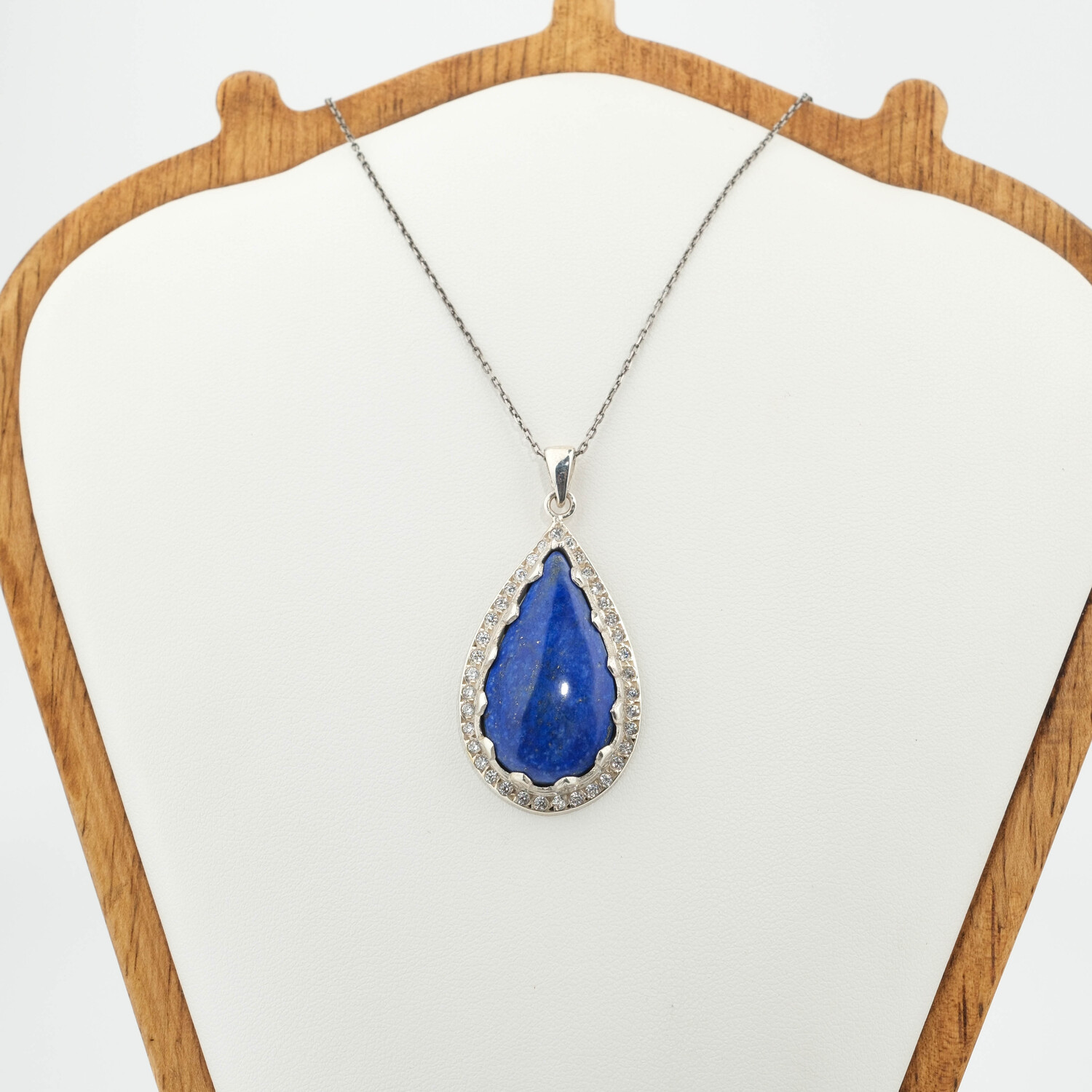 collier-femme-lapis-lazuli-naturel-email-argent-925-poire Collier pour femme en argent 925 avec pendentif en lapis lazuli bleu naturel taillé en goutte et finition émail.