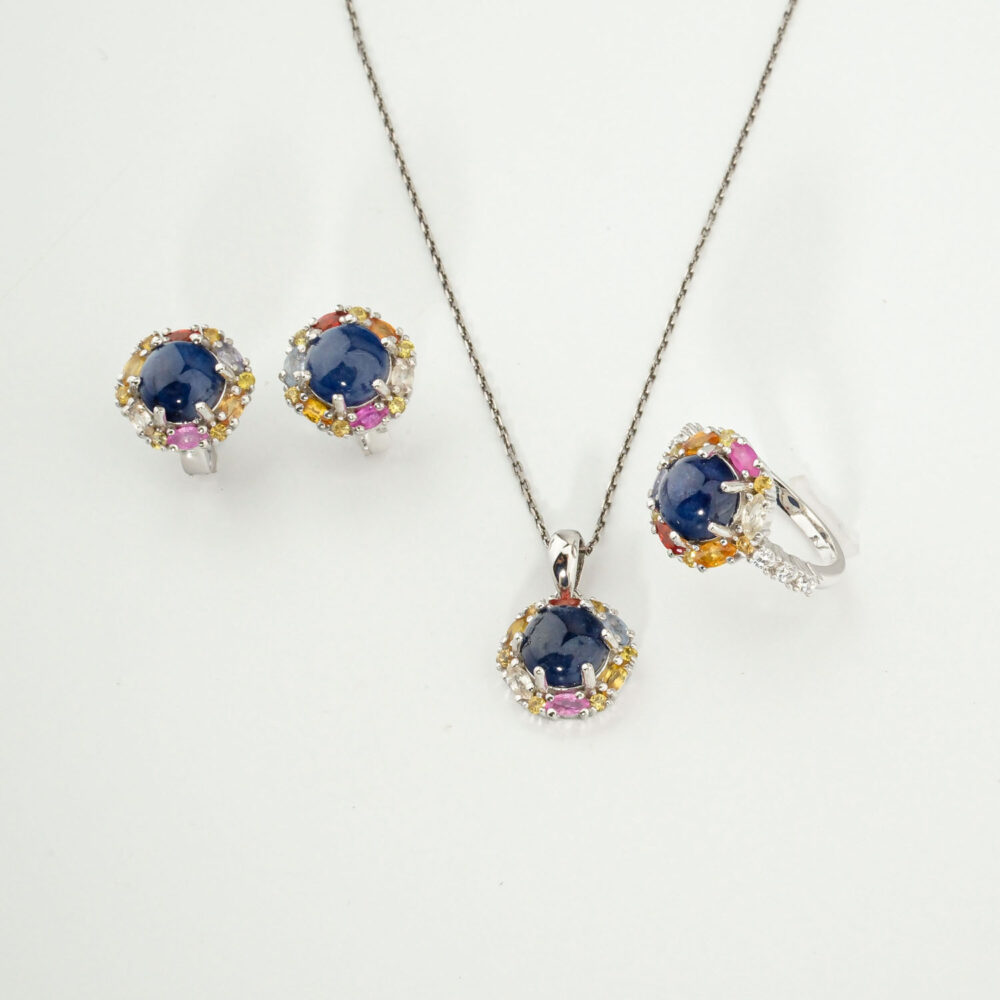 Dames sieradenset van 925 zilver met cabochon blauwe saffier en veelkleurige saffieren halo stenen.