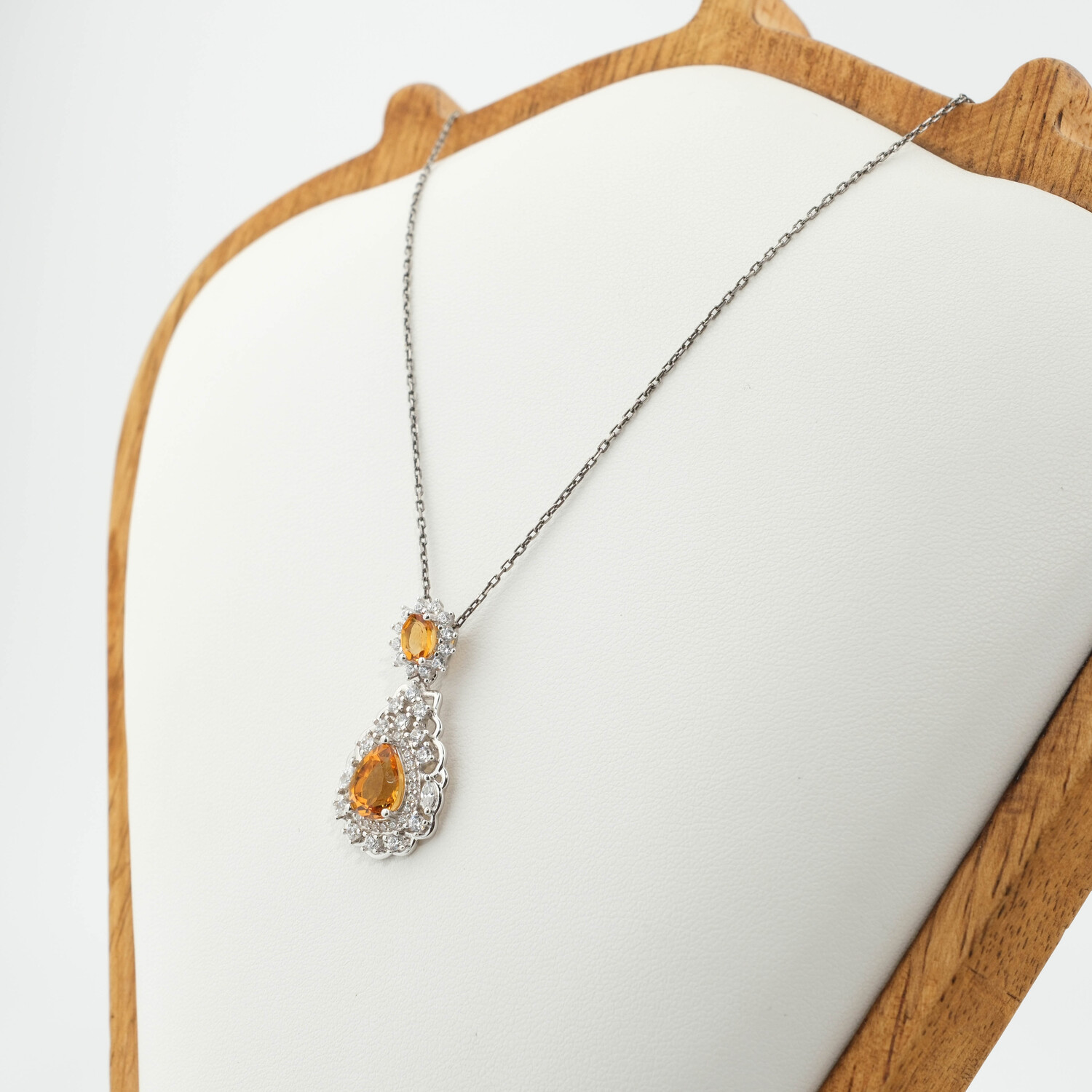 halskette-citrin-tropfen-925-silber-damen-design Damen Halskette aus 925 Silber mit gelben natürlichen Citrin Tropfen und funkelndem Zirkonia Halo.