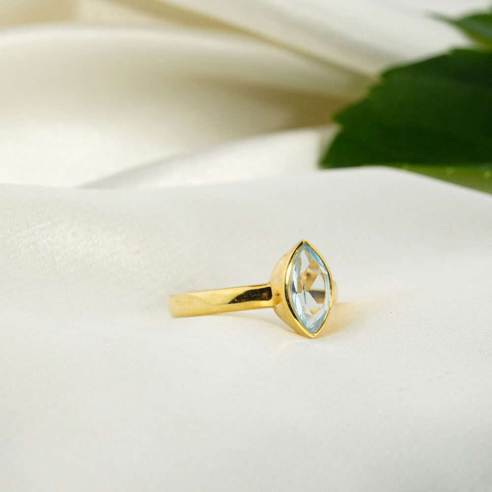 Orijinal dikey markiz faset kesim su mavisi blue topaz taşlı sıvama çerçeveli gold kaplama 925 ayar gümüş kadın yüzük.