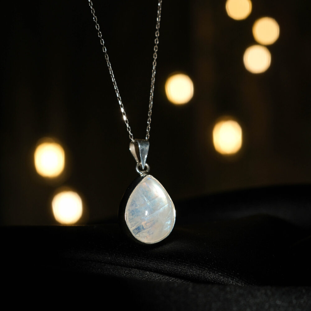 925 prabos sidabro moteriškas pakabukas su 11,85ct natūraliu lašo formos mėnulio akmeniu.