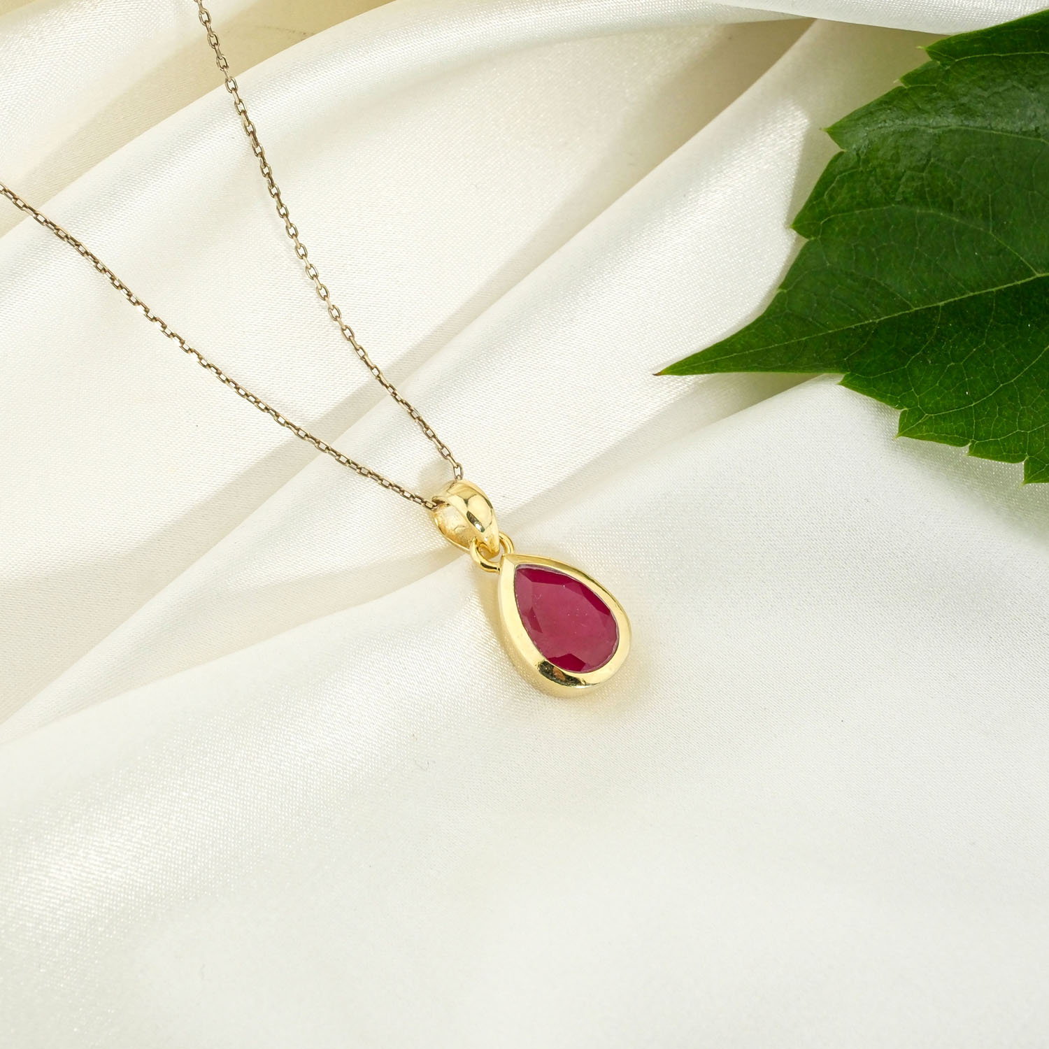 pendentif-femme-rubis-naturel-goutte-argent-925-dore Orijinal damla faset kesim fuşya-kırmızı yakut taşlı sıvama çerçeveli gold kaplama 925 ayar gümüş kadın kolye.
