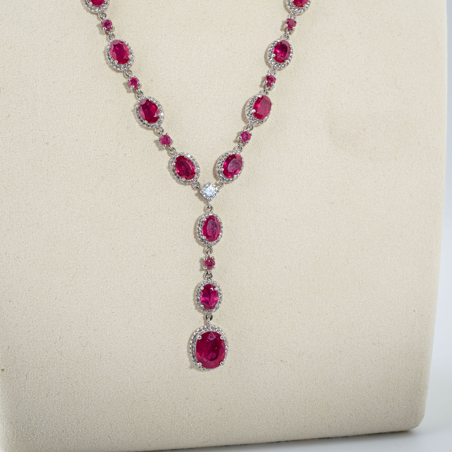 set-gioielli-donna-in-rubino-naturale-originale-argento-925 Set di gioielli da donna in argento 925 con rubino naturale originale composto da collana bracciale orecchini e anello.