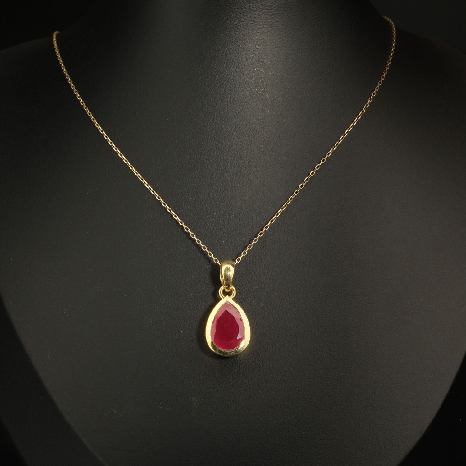 дамско-колие-естествен-рубин-капка-позлатено-сребро-925 Pendentif pour femme en argent 925 doré sertie d'un rubis rouge naturel taillé en goutte.