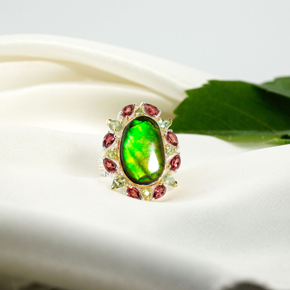 Orijinal neon yeşil ammonite opal taşlı garnet ve zebercet çerçeveli dokulu 925 ayar gümüş kadın tasarım yüzük.
