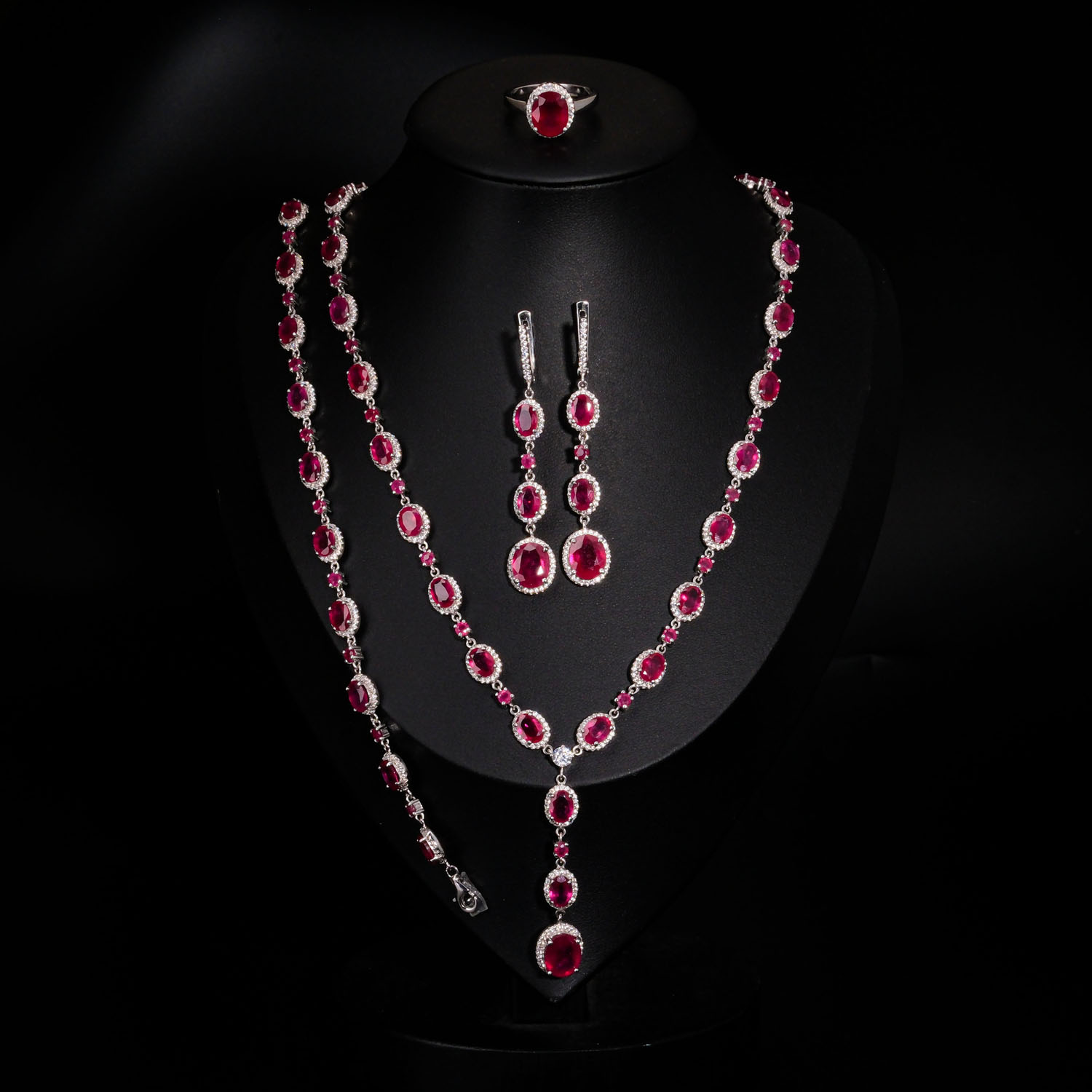 طقم-نسائي-من-حجر-الياقوت-الطبيعي-الأصلي-فضة-925 (1) Echte 925 Silber Damen Schmuckset mit echten Rubin Natursteinen bestehend aus Kette Armband Ohrringen und Ring.