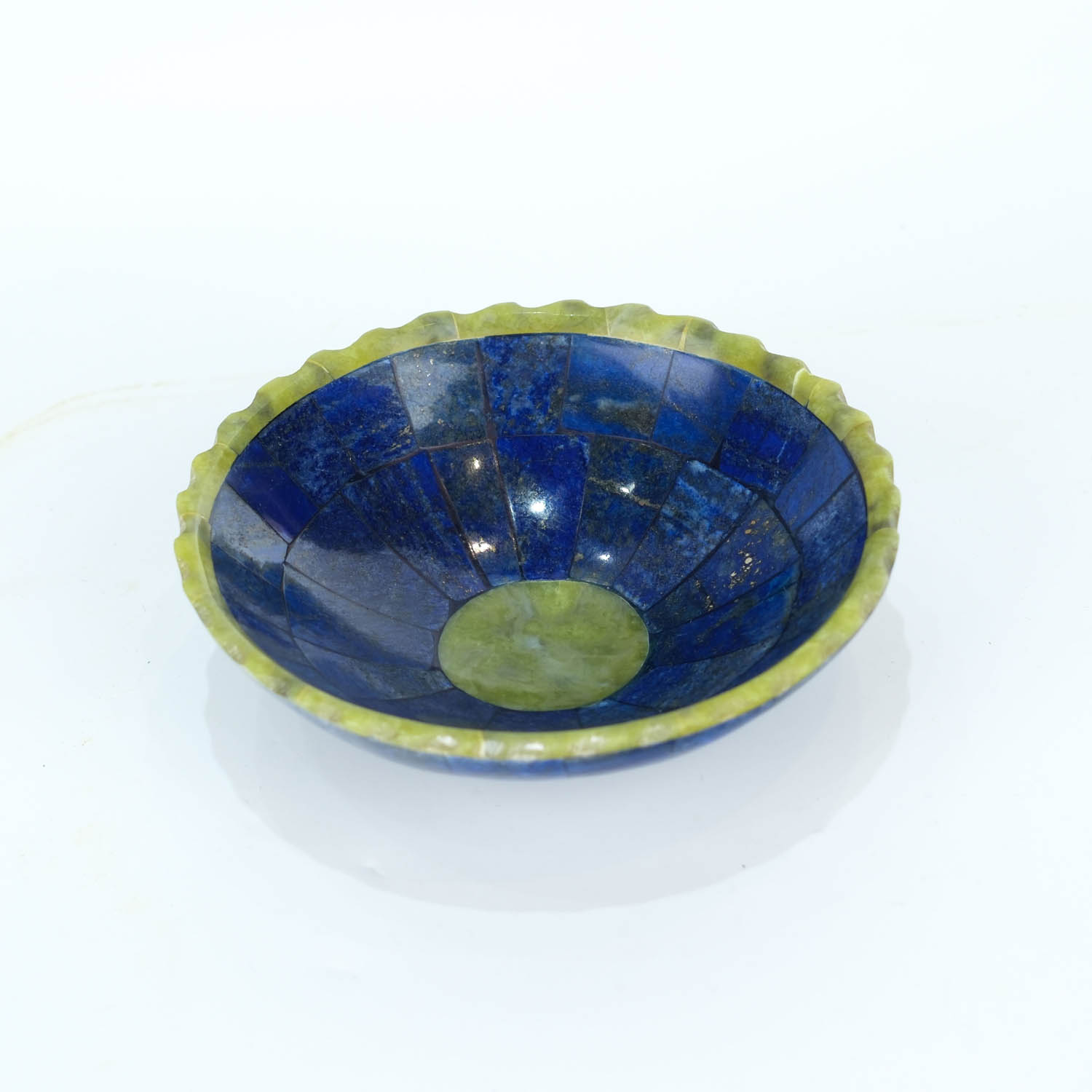 bol-artisanal-mosaique-pierre-naturelle-lapis-lazuli-jade Bol décoratif artisanal en mosaïque de lapis-lazuli naturel et jade avec bord ondulé.
