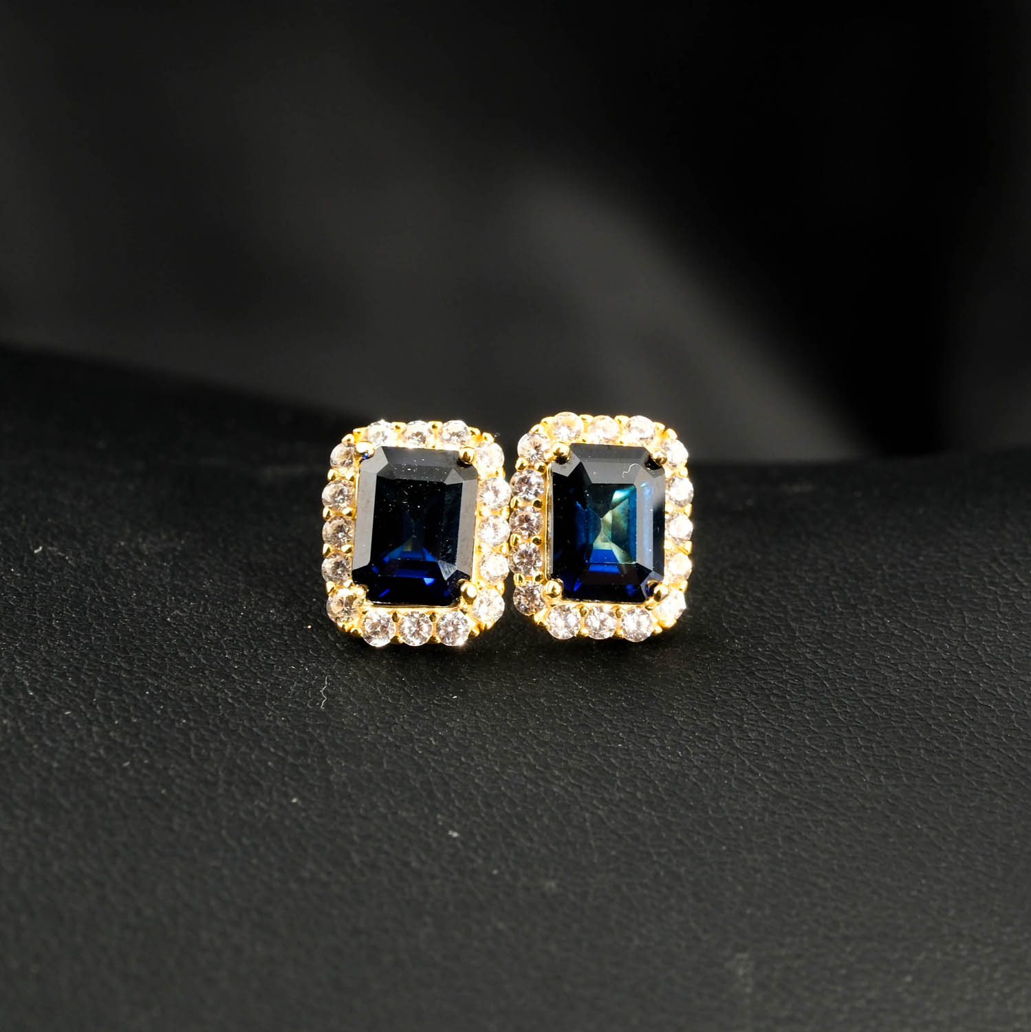 boucles-d-oreilles-femme-argent-925-plaque-or-saphir-naturel-halo-3-95ct Boucles d'oreilles clous en argent 925 plaqué or serties de saphirs bleus naturels 3,95ct et halo de zircons.