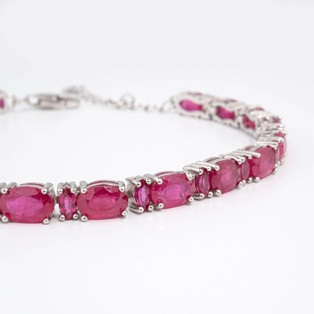 Bracelet de haute joaillerie en argent 925 rhodié avec rubis naturels ovales et ronds facettés.