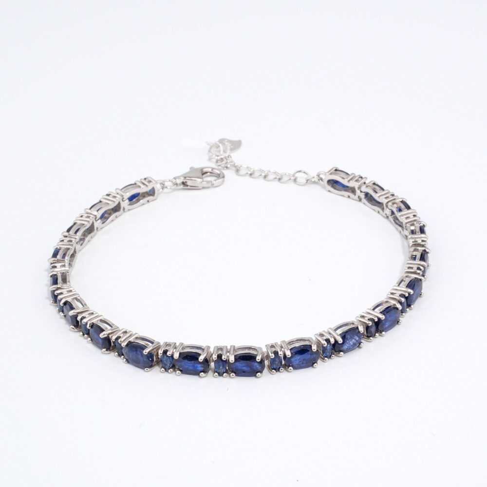 Bracelet de haute joaillerie pour femme en argent 925 rhodié serti de saphirs bleus naturels ovales.