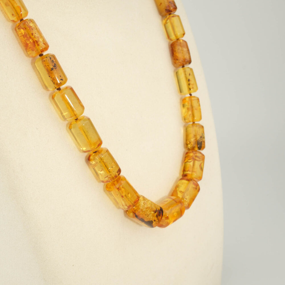 Collier pour adulte en véritable ambre de la Baltique certifié forme cylindrique.