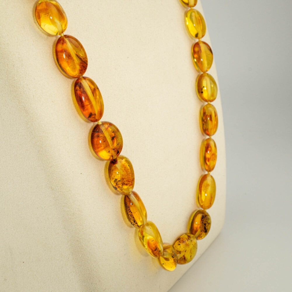 Collier pour adulte en véritable ambre jaune miel de la Baltique certifié forme ovale plate.