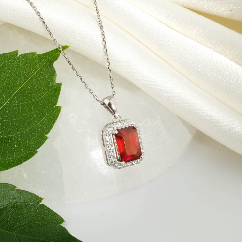 Orijinal hessonit garnet lal taşı baget kesim halo montürlü 925 ayar gümüş kadın kolye.