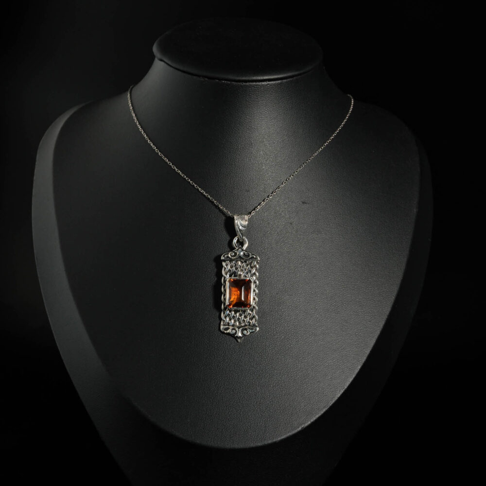 Pendentif artisanal en argent 925 oxydé avec citrine jaune doré taille émeraude et motif tressé.