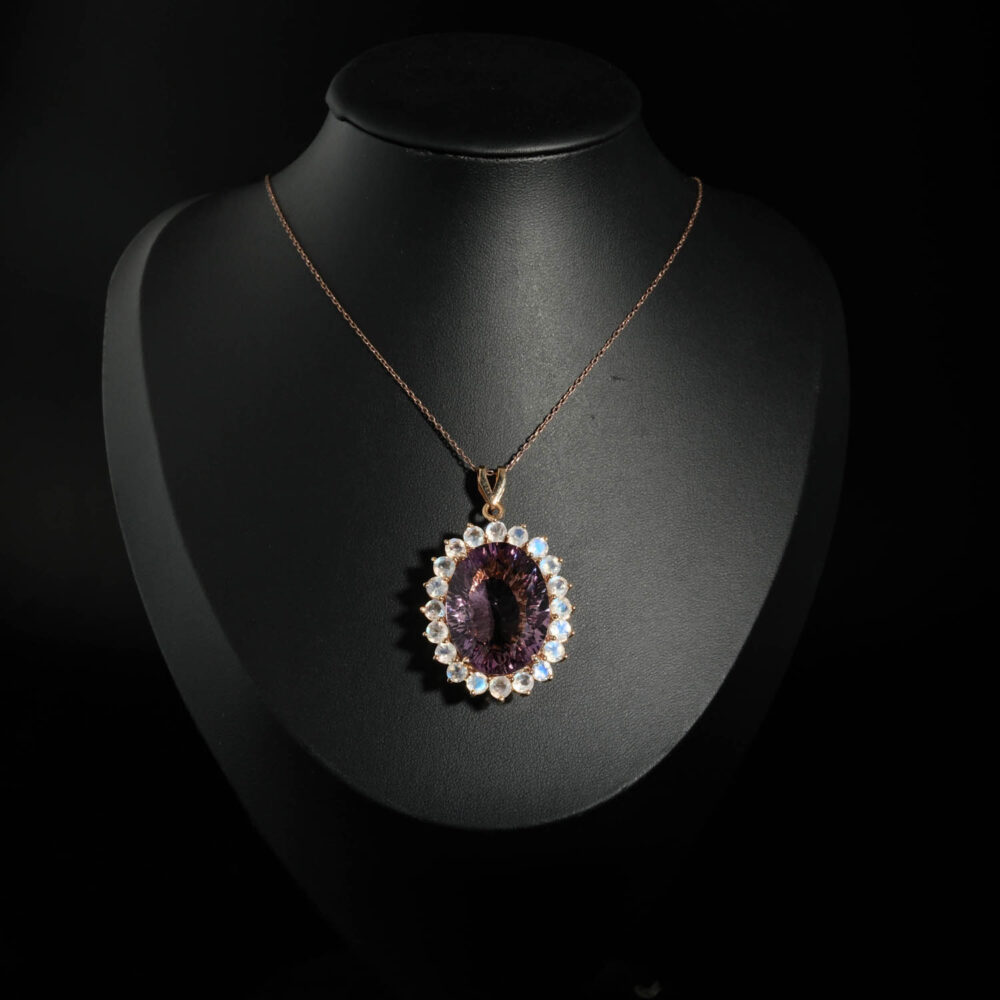 Pendentif d'exception en argent 925 plaqué or rose avec améthyste naturelle 32,39 carats et halo de pierres de lune.