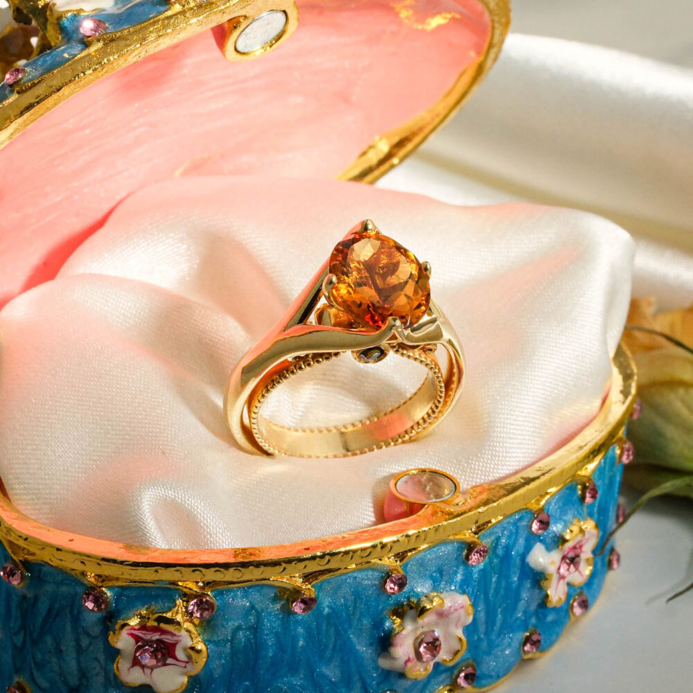 Bague de joaillerie en argent 925 plaqué or ornée d'une citrine ovale 2,31ct et d'un grenat rouge 0,07ct.
