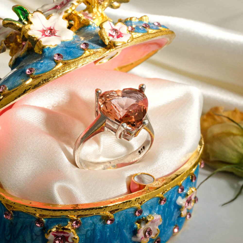 Bague solitaire de joaillerie pour femme en argent 925 rhodié sertie d'une zultanite naturelle taillée en cœur.