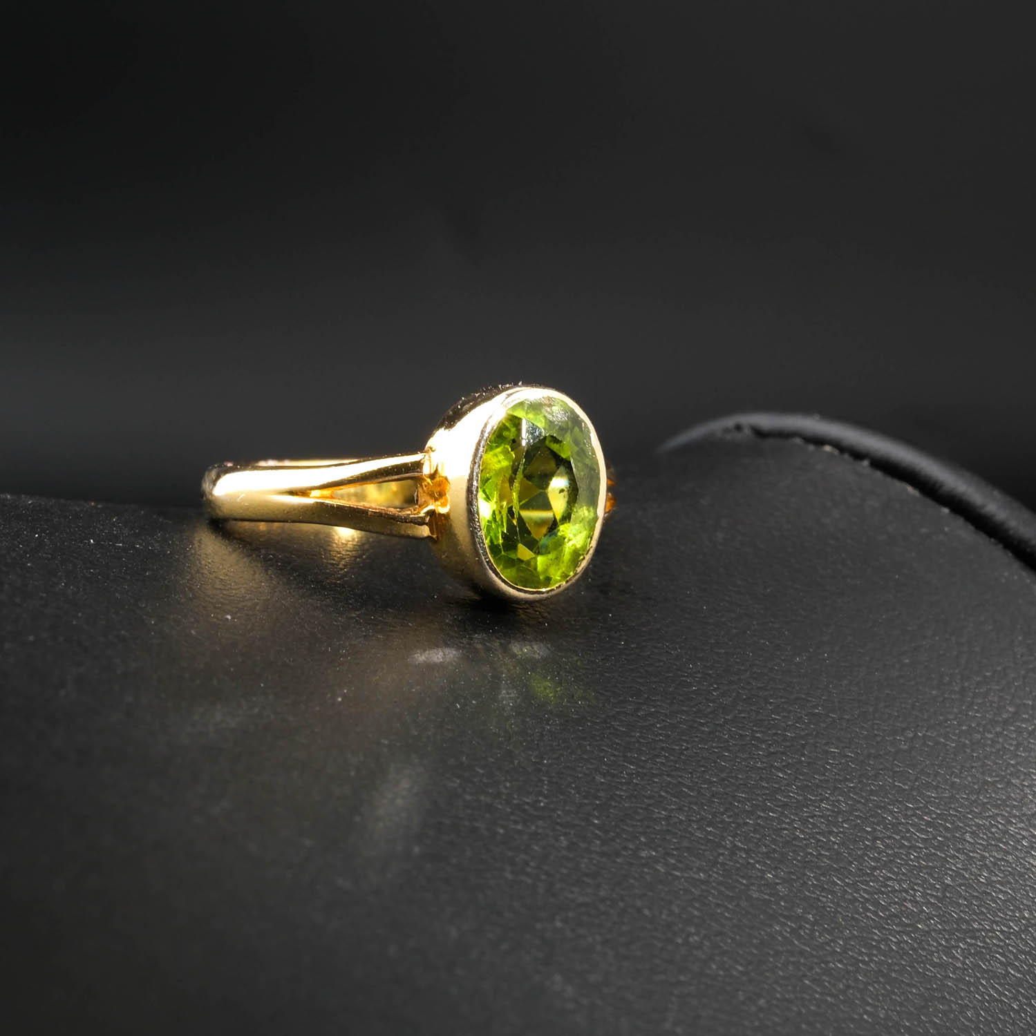 bague-femme-argent-925-plaque-or-jaune-peridot-naturel-ovale Bague fine pour femme en argent 925 plaqué or jaune avec péridot vert naturel ovale.