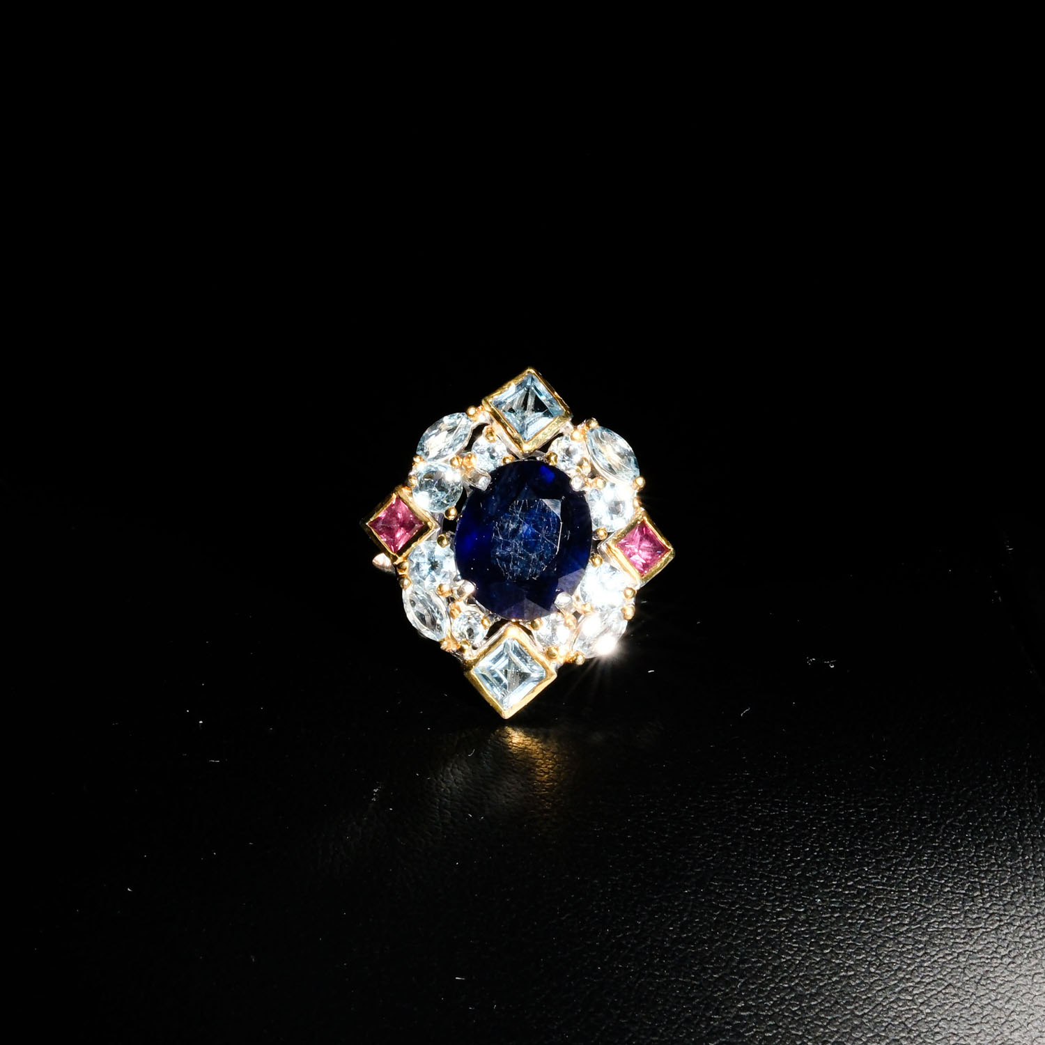 bague-femme-saphir-naturel-topaze-bleue-tourmaline-argent-925.jpg Bague royale pour femme en argent 925 avec saphir bleu ovale, topaze bleue et tourmaline rose sur satin blanc.