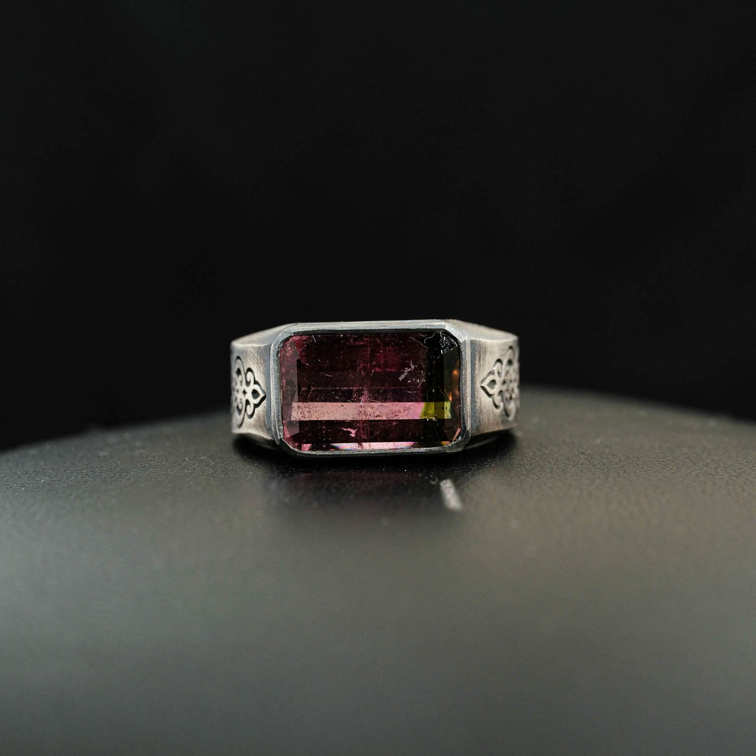bague-unisex-argent-925-tourmaline-melon-deau-naturelle-taille-baguette-6-30ct Bague artisanale en argent 925 sertie dune tourmaline bicolore naturelle taille baguette 6,30ct.